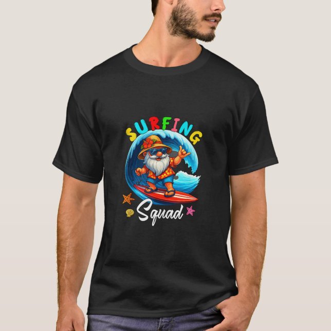 Surfing Squad Christmas In July Gnome Hawaiian Fun T-Shirt (Vorderseite)