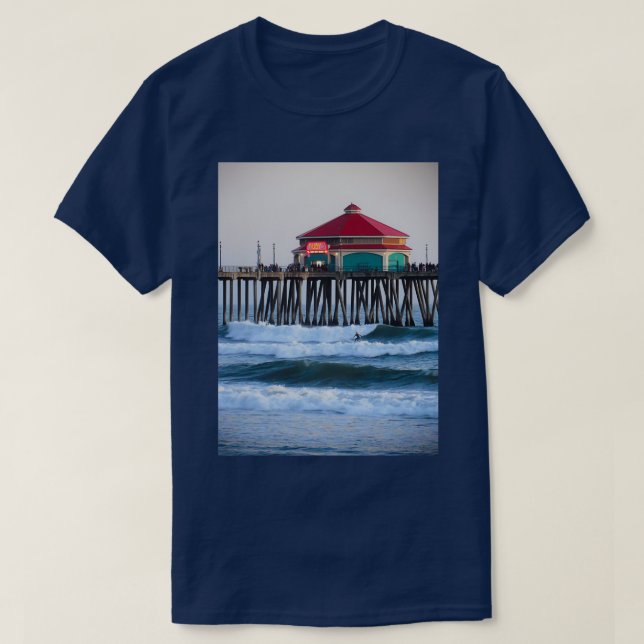 Surfing the Huntington Beach Pier T-Shirt (Design vorne)
