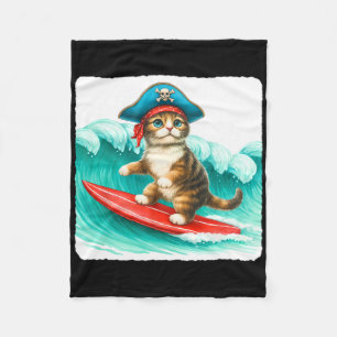 Surfkater mit Piratenhut auf Surfboard. Wellen spi Fleecedecke