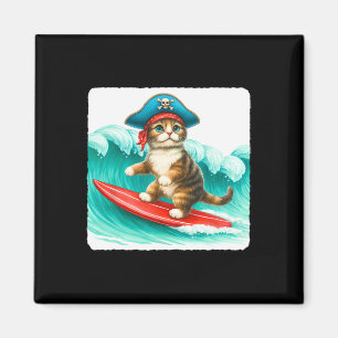 Surfkater mit Piratenhut auf Surfbrett. Wellen Pl Magnet