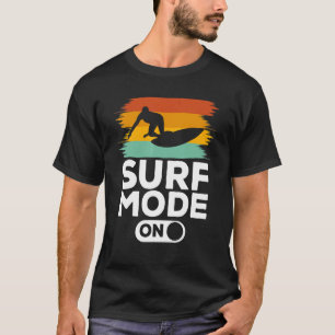 Surfmodus beim Surfen im Surfbrett T-Shirt