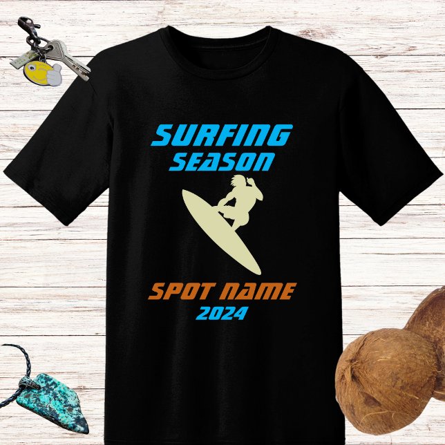 Surfsaison - Surfer und Spot Name Blau Design T-Shirt (Von Creator hochgeladen)