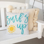 Surfsommer Kissen Für Draußen<br><div class="desc">Entspannen Sie sich in Ihrem Strandhaus, im Innenhof oder im Poolbereich mit unserem sommerlichen Kissen im Außenbereich! Das niedliche Zitat-Design zeigt "surf's up" in lebendiger aquamariner handgeschriebener tropischer Typografie mit hellgelber Sonnenstudio. Das Kissen kehrt zu türkisfarbenen und weißen Streifen zurück.</div>