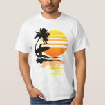 Surfsonnengang T-Shirt<br><div class="desc">Surfgrafik eines Surfers und eines Sonnenaufgangs über dem Wasser.</div>