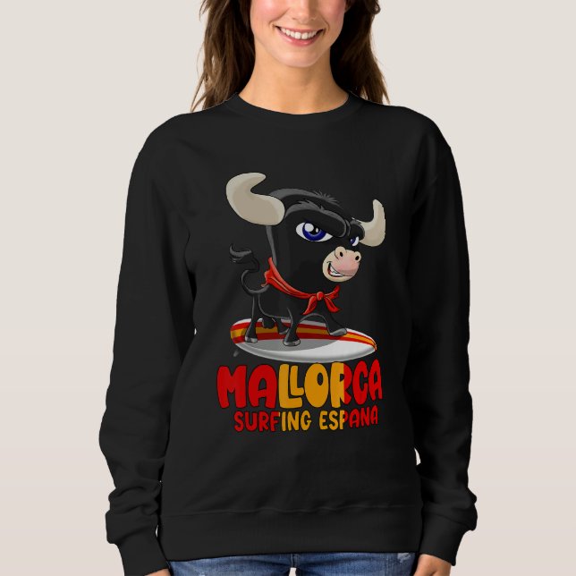 Surfspot Spanien Mallorca mit süßem Stier Sweatshirt (Vorderseite)