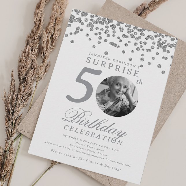 SURPRISE Photo 50th Birthday Silver Confetti Einladung (SURPRISE Photo 50th Birthday Silver Confetti Invitation)