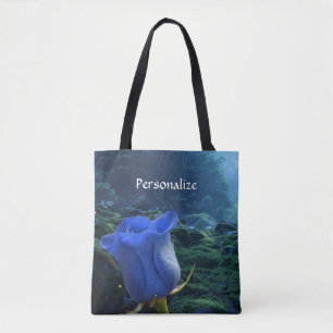 Surreal Blue Rose im Magischen Wald personalisiere