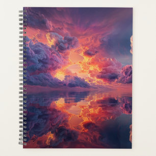 Surreal dramatische Wolken mit feurigem Sonnenunte Planer
