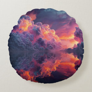 Surreal leuchtende Wolken im Sonnenuntergang, die Rundes Kissen