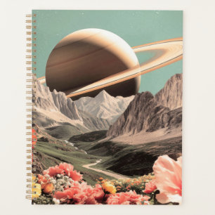 Surreal Saturn über dem Bergtal Planer