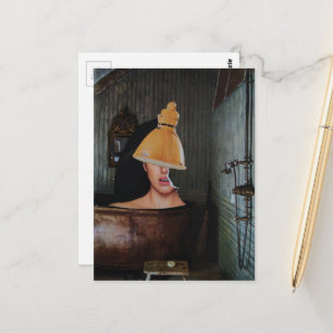 Surreal schöne Frau in Kupferbadewanne Collage Postkarte