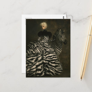 Surreale Frau und eine Zebrafantasie-Mode Postkarte