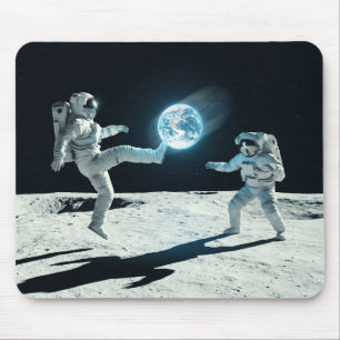 Surreale Fußballkunst mit Astronauten auf dem Mond Mousepad