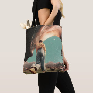 Surreale Gestalt tritt in das Galaxie-Tor ein