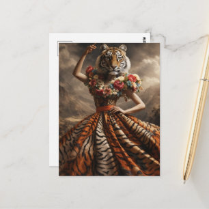 Surreale Modeschönheit Tigerdame in einem Kleid Postkarte