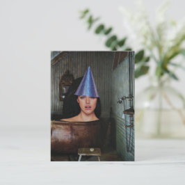 Surreale Party-Frau rustikale Kupferbadewanne Coll Postkarte