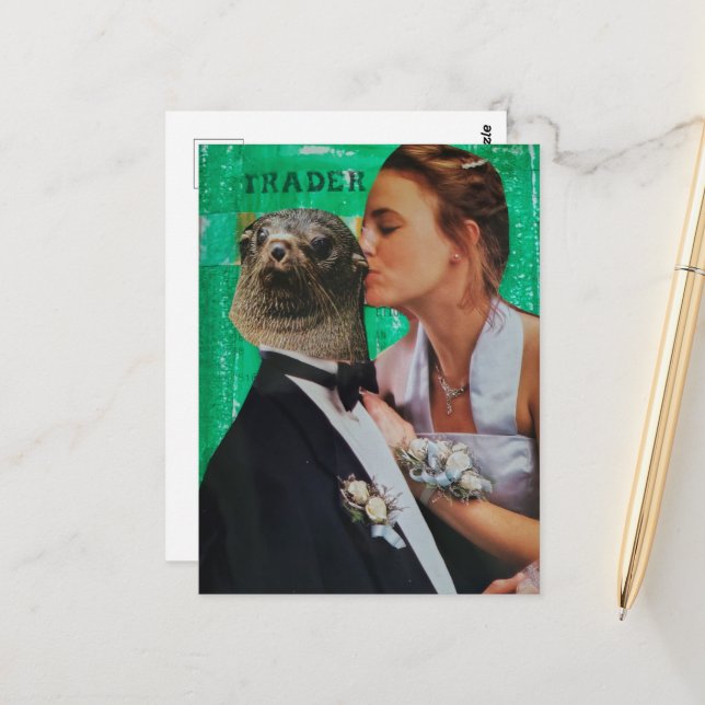 Surrealer Abschlussball-Date mit Robbe Mixed-Media Postkarte (Vorderseite/Rückseite Beispiel)