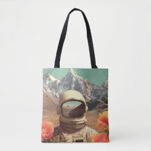 Surrealer Astronaut auf einem Blumenfeld