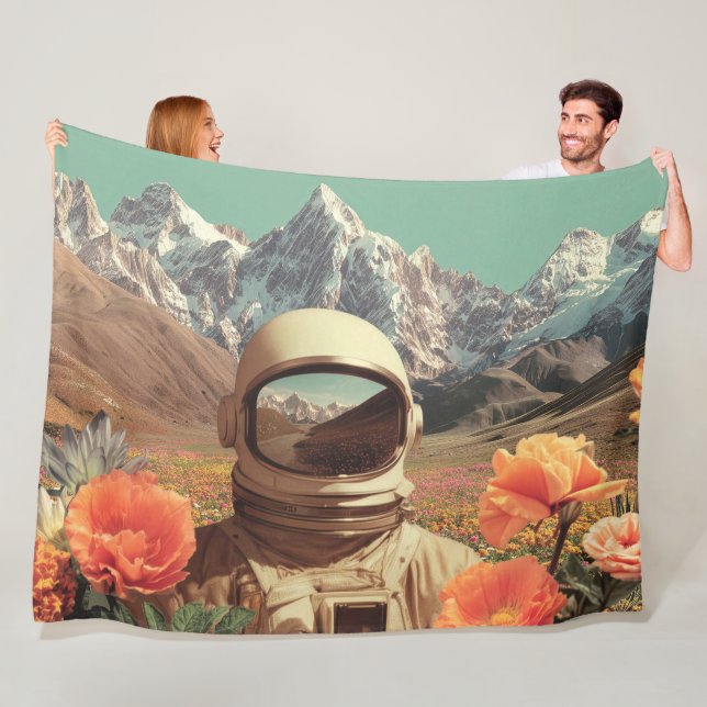Surrealer Astronaut im Blumenfeld Fleecedecke (Beispiel)