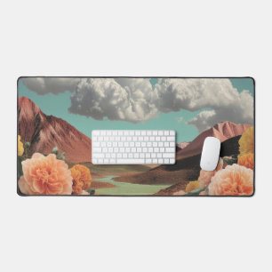 Surrealer Blumenberg mit dramatischen Wolken Schreibtischunterlage