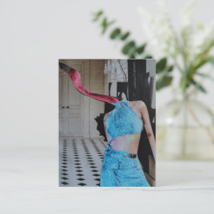 Surrealer Flamingo mit Blau in einem Raum Collage Postkarte