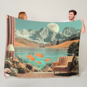 Surrealer Innenraum mit Fisch und mondbeschienenem Fleecedecke