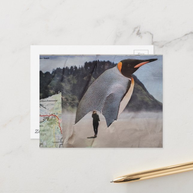Surrealer Pinguin auf der Strandcollage Postkarte (Vorderseite/Rückseite Beispiel)