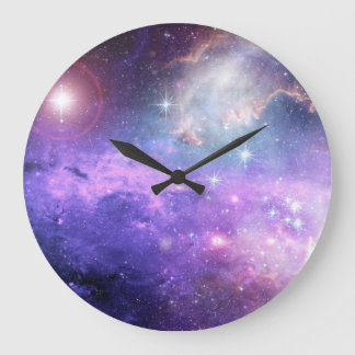 Surrealer Raum Hintergrund, Sternenhimmel. Große Wanduhr