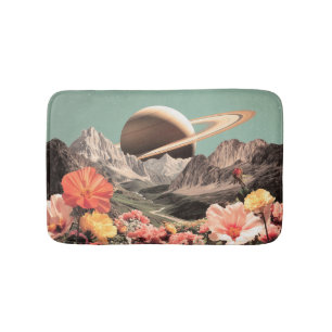 Surrealer Saturn über Mountain Valley Badematte