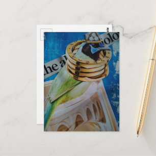 Surrealer schöner Vogel mit Schmuck und Architektu Postkarte