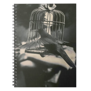 Surrealer Schwarz-Weiß-Vogel im Käfig und Dame Notizblock
