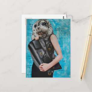 Surrealer Seehund mit riesiger schwarzer Handtasch Postkarte