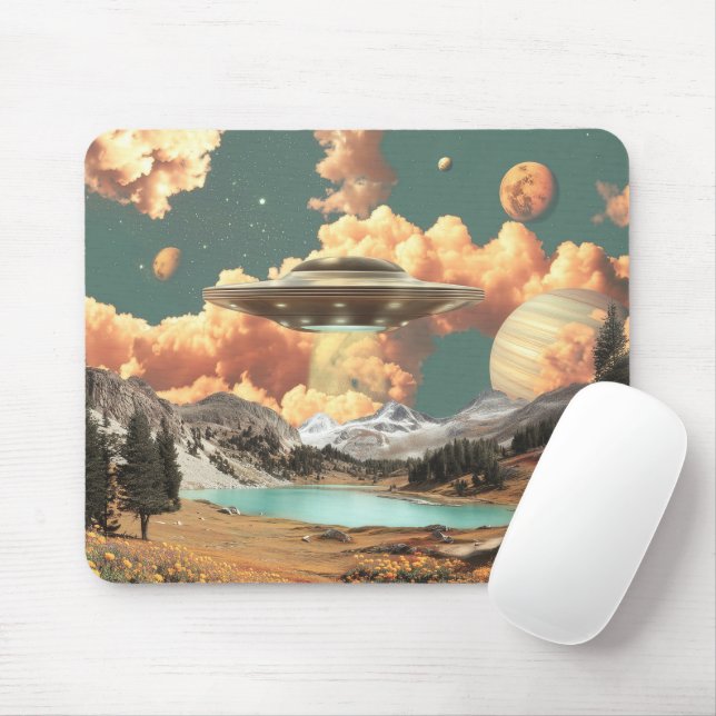 Surrealer UFO über dem Mountain Lake mit Planeten Mousepad (Mit Mouse)