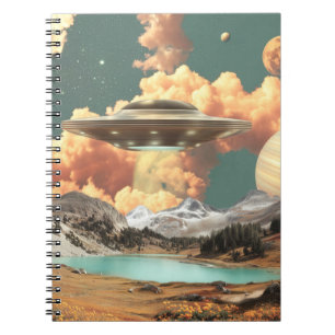 Surrealer UFO über dem Mountain Lake mit Planeten Notizblock