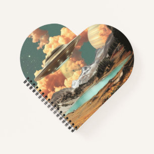 Surrealer UFO über einem Bergsee mit Planeten Notizbuch