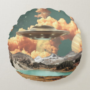 Surrealer UFO über einem Bergsee mit Planeten Rundes Kissen
