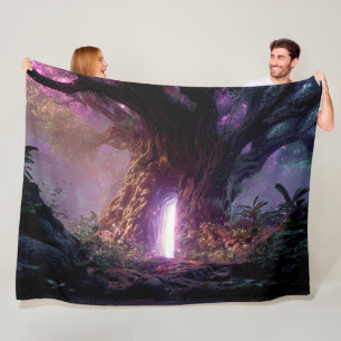 Surrealer verzauberter Baum mit leuchtendem Portal Fleecedecke