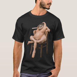 Surreales Fisch-Huhn-Wesen sitzt auf einem Stuhl S T-Shirt