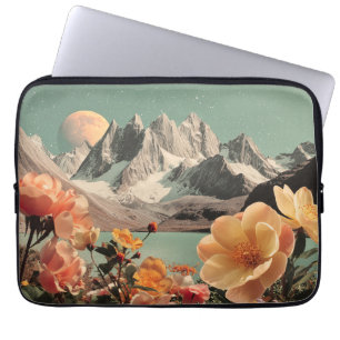 Surrealistische Berglandschaft mit blühenden Blume Laptopschutzhülle