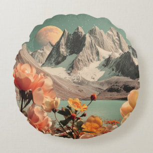 Surrealistische Berglandschaft mit blühenden Blume Rundes Kissen