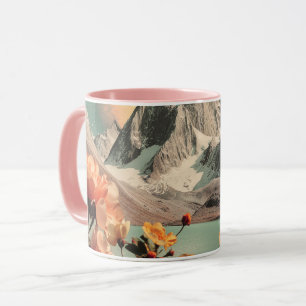 Surrealistische Berglandschaft mit blühenden Blume Tasse