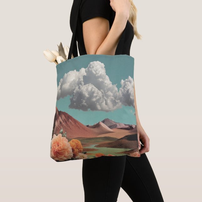 Surrealistische Blumen-Berglandschaft mit dramatis (Von Nahem)