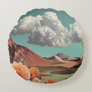 Surrealistische Blumen-Berglandschaft mit dramatis Rundes Kissen