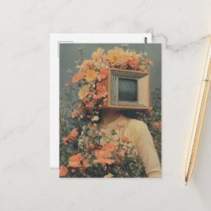 Surrealistische Frau mit TV-Kopf und Blumen Postkarte