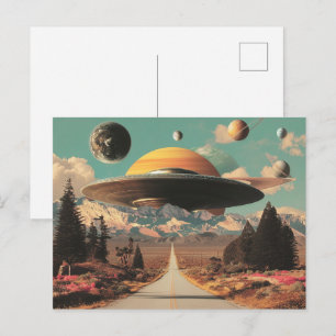Surrealistische Landschaft mit Straße, UFO und Sat Postkarte