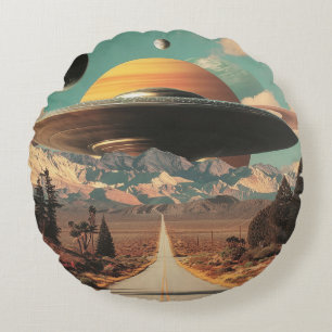 Sürrealistische Landschaft mit Straße, UFO und Sat Rundes Kissen