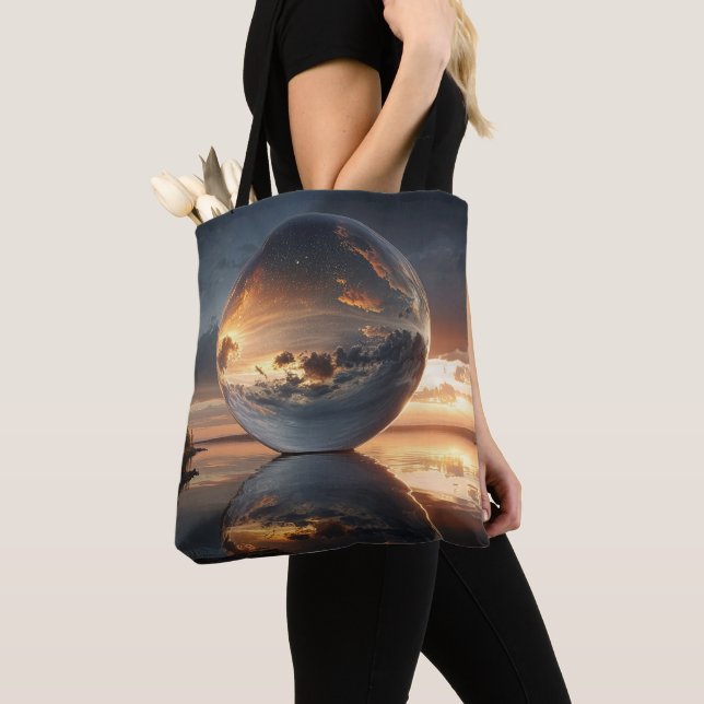 Surrealistische reflektierende Kugel mit Sonnenunt (Von Nahem)