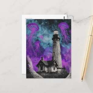 Surrealistische violette Qualle und der Leuchtturm Postkarte