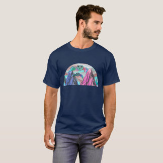 Surrealistisches Herz Eule fliegt über farbenfrohe T-Shirt