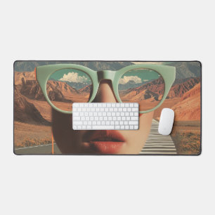 Surrealistisches Porträt mit Brille, die Wüste wid Schreibtischunterlage
